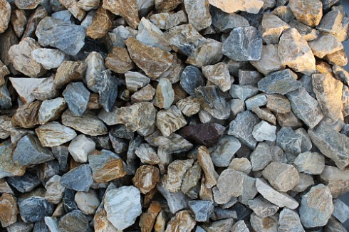 Kamenclub.ru: Мраморная крошка (щебень крошка медовый) фр. 20-40 мм.  купить в Саратове мрамор бежевый рыжий желтый ландшафтная мраморная крошка 12000 руб/т   фото КАМЕНЬ КЛУБ