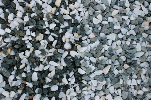 Kamenclub.ru: Мраморная крошка (щебень крошка микс: белый-зеленый) фр. 10-20 мм.  купить в Саратове мрамор белый, зеленый каменная ландшафтная декоративная крошка щебня 9500 руб/т   фото КАМЕНЬ КЛУБ
