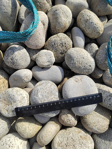 Kamenclub.ru: Галька речная окат (серо-белая) фр. 70-120 мм купить  в Саратове галька галечник бело-серая, серо-белая, серая, белая речная природная галька  8000 руб/т   фото КАМЕНЬ КЛУБ