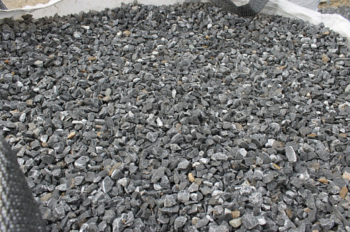 Kamenclub.ru: Щебень крошка черный (мрамор) фр. 40-70 мм.  купить в Саратове мрамор черный с белыми прожилками, черный, белый декоративный щебень 11000 руб/т   фото КАМЕНЬ КЛУБ