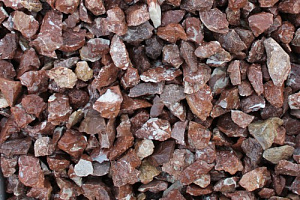 Kamenclub.ru: Мраморная крошка (щебень крошка розовый) фр. 20-40 мм.  купить в Саратове мрамор розовый, красный мраморная крошка декоративная 11000 руб/т   фото КАМЕНЬ КЛУБ