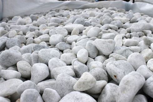 Kamenclub.ru: Мраморная крошка (щебень галтованный белый), фр.20-40 мм.  купить в Саратове мрамор белый бежевый молочный мраморный щебень декоративный 17000 руб/т   фото КАМЕНЬ КЛУБ