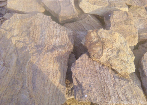 Kamenclub.ru: Песчаник пластушка "фонтанка" желтая (3,0 - 5,0 см)  купить в Саратове песчаник желтая, рыжий, желтый песчаник колотый рваный со сколом облицовочный 16200 руб/м3   фото КАМЕНЬ КЛУБ