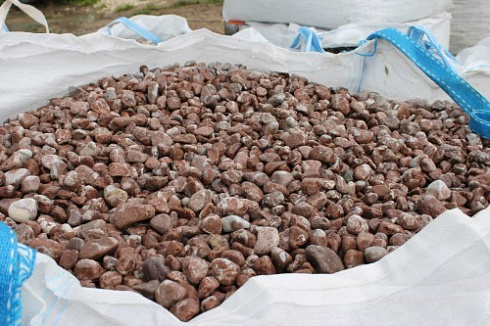 Kamenclub.ru: Мраморная крошка (щебень галтованный розовый) фр.10-20 мм.  купить в Саратове мрамор розовый, красный ландшафтный декоративный окатанный округлый щебень 15000 руб/т   фото КАМЕНЬ КЛУБ