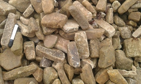 Kamenclub.ru: Песчаник для строительства и кладки блочный (фр 100-200 мм)  купить в Саратове песчаник бежевый серый рыжий валун мелкий для строительства песчаник 6500 руб/т   фото КАМЕНЬ КЛУБ