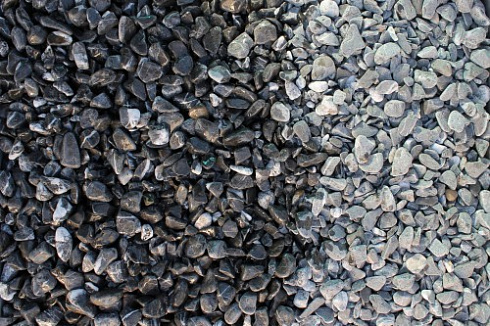 Kamenclub.ru: Щебень галтованный черный (мрамор) фр.10-20 мм.  купить в Саратове мрамор черный с белыми прожилками, черный, белый окатанный округлый ландшафтный декоративный щебень 15000 руб/т   фото КАМЕНЬ КЛУБ