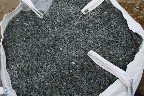 Kamenclub.ru: Щебень крошка зеленый (змеевик) фр. 10-20 мм.  купить в Саратове змеевик зеленый, салатовый декоративная ландшафтная каменная крошка щебня 7 200 руб/т   фото КАМЕНЬ КЛУБ