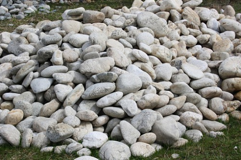 Kamenclub.ru: Бело-серый валунчик фр.100-300 мм.  купить в Саратове крупный камень для ландшафта серый, белый бело-серый валун крупная галька 4500 руб/т   фото КАМЕНЬ КЛУБ