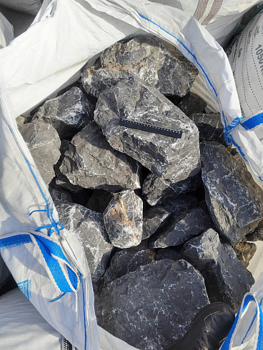 Kamenclub.ru: Черный мрамор скальник фр. 100-500 мм.  купить в Саратове мрамор черный белый серый крупный колотый валун ландшафтный 8500 руб/т   фото КАМЕНЬ КЛУБ