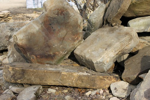 Kamenclub.ru: Песчаник плиты - плахи - пошаговые дорожки (фр. 70-150 мм)  купить в Саратове песчаник серый бежевый желтый зеленый колотый песчаник строительный 6500 руб/т   фото КАМЕНЬ КЛУБ