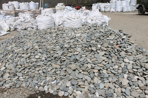 Kamenclub.ru: Галька речная плоская (ассорти) фр. 70-150 мм. купить  в Саратове галька галечник серый белый темно-серый синий светло-серый плоская природная галька  9000 руб/т   фото КАМЕНЬ КЛУБ