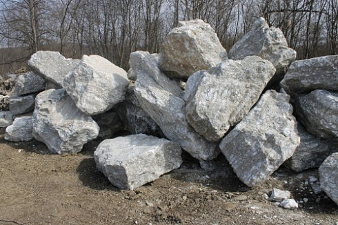 Kamenclub.ru: Мраморизированный известняк фр.500-1500 мм.  купить в Саратове    10000 руб/т   фото КАМЕНЬ КЛУБ