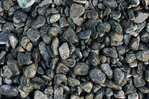 Kamenclub.ru: Щебень галтованный зеленый (змеевик) фр. 20-40 мм.  купить в Саратове мрамор зеленый, салатовый оголтованный щебень мраморный 12500 руб/т   фото КАМЕНЬ КЛУБ