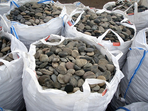 Kamenclub.ru: Галька речная плоская (ассорти) фр. 100-200-300 мм. купить  в Саратове галька плоская разноцветная серый белый темно-серый синий речная галька ландшафтная 8000 руб/т   фото КАМЕНЬ КЛУБ