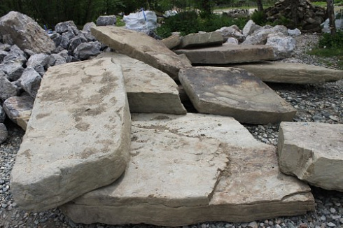 Kamenclub.ru: Песчаник плиты - плахи - пошаговые дорожки (фр. 70-150 мм)  купить в Саратове песчаник серый бежевый желтый зеленый колотый песчаник строительный 6500 руб/т   фото КАМЕНЬ КЛУБ