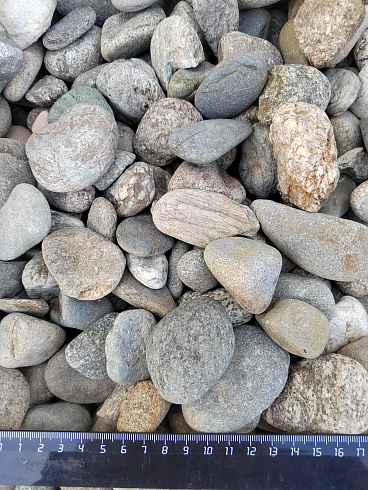 Kamenclub.ru: Галька речная окат (пестрая) фр. 20-40 мм. купить  в Саратове галька речная пестрая, серая, серые оттенки галька речная окатанная округлая 5000 руб/т   фото КАМЕНЬ КЛУБ