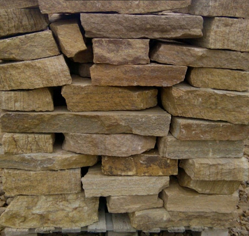 Kamenclub.ru: Песчаник пластушка желтый с рисунком (7-15 см)  купить в Саратове плитняк - пластушка - бут желтый песчаник 10200 руб/м3   фото КАМЕНЬ КЛУБ