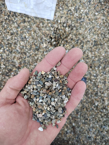 Kamenclub.ru: Галька речная окат (серая) фр.3-5 мм купить  в Саратове галька речная серая бежевый темно-серый окатанный речной камень округлый 9500 руб/т   фото КАМЕНЬ КЛУБ