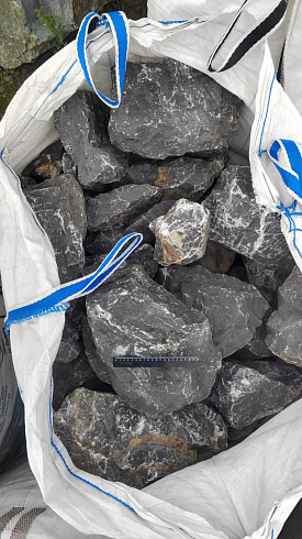 Kamenclub.ru: Черный мрамор скальник фр. 100-500 мм.  купить в Саратове мрамор черный белый серый крупный колотый валун ландшафтный 8500 руб/т   фото КАМЕНЬ КЛУБ