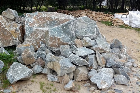 Kamenclub.ru: Гранит скальник (серо-зеленый) фр. 500-1500 мм.  купить в Саратове гранит мрамор  серый зеленый темно-серый глыба скальная колотая ландшафтная 7 500 руб/т   фото КАМЕНЬ КЛУБ