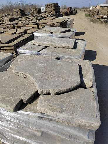 Kamenclub.ru: Песчаник пластушка галтованная светло-серая (3,0 см)  купить в Саратове песчаник светло-серый, серый ландшафтный камень рваный колотый 21000 руб/м3   фото КАМЕНЬ КЛУБ