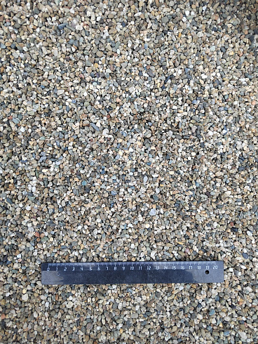 Kamenclub.ru: Галька речная окат (серая) фр.3-5 мм купить  в Саратове галька речная серая бежевый темно-серый окатанный речной камень округлый 9500 руб/т   фото КАМЕНЬ КЛУБ