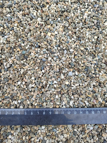 Kamenclub.ru: Галька речная окат (серая) фр.3-5 мм купить  в Саратове галька речная серая бежевый темно-серый окатанный речной камень округлый 9500 руб/т   фото КАМЕНЬ КЛУБ