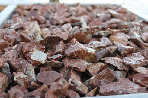 Kamenclub.ru: Мраморная крошка (щебень крошка розовый) фр. 20-40 мм.  купить в Саратове мрамор розовый, красный мраморная крошка декоративная 11000 руб/т   фото КАМЕНЬ КЛУБ