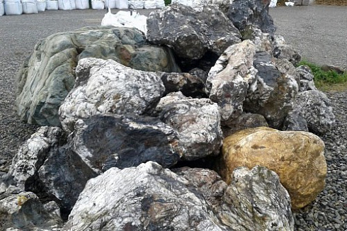 Kamenclub.ru: Черный гранит - кварцит фр. 500-1000 мм.  купить в Саратове гранит кварцит черный серый белый скальный колотый валун 9750 руб/т   фото КАМЕНЬ КЛУБ