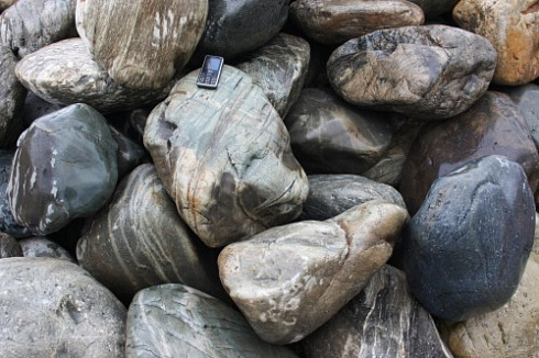 Kamenclub.ru: Речной валун Кабанчик фр.300-500 мм.  купить в Саратове крупный природный камень галька серый, темно-серый речной валун галечник масштабный 7000 руб/т   фото КАМЕНЬ КЛУБ