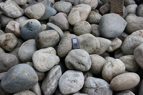 Kamenclub.ru: Темно-серый валунчик фр.100-300 мм.  купить в Саратове крупный природный камень серый, темно-серый, светло-серый речная галька большого размера окатанная 4500 руб/т   фото КАМЕНЬ КЛУБ