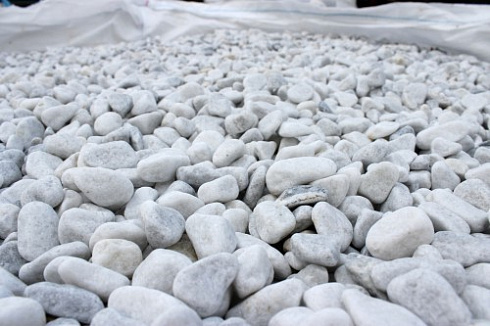 Kamenclub.ru: Мраморная крошка (щебень галтованный белый) фр.10-20 мм.  купить в Саратове мрамор белый, молочный, айвори окатанный округлый декоративный ландшафтный щебень 17000 руб/т   фото КАМЕНЬ КЛУБ