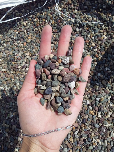 Kamenclub.ru: Галька речная окат цветная фр.5-10 мм. купить  в Саратове галька речная белый, серый, красноватый, синий, темно-серый речная окатанная галька декоративная 6800 руб/т   фото КАМЕНЬ КЛУБ