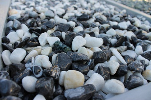 Kamenclub.ru: Мраморная крошка (щебень галтованный микс:белый-черный) фр.10-20 мм.  купить в Саратове мрамор белый, черный окатанные округлые декоративные ландшафтные камни щебня 15500 руб/т   фото КАМЕНЬ КЛУБ