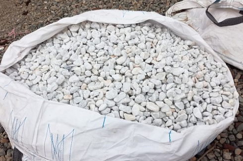 Kamenclub.ru: Мраморная крошка (щебень галтованный белый), фр.20-40 мм.  купить в Саратове мрамор белый бежевый молочный мраморный щебень декоративный 17000 руб/т   фото КАМЕНЬ КЛУБ