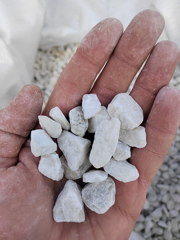 Kamenclub.ru: Мраморная крошка, щебень, цвет-белый, фр. 10-20 мм.  купить в Саратове мрамор белый, молочный айвори каменная ландшафтная декоративная крошка шебня 12000 руб/т   фото КАМЕНЬ КЛУБ