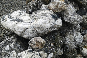 Kamenclub.ru: Черный гранит - кварцит фр. 500-1000 мм.  купить в Саратове гранит кварцит черный серый белый скальный колотый валун 9750 руб/т   фото КАМЕНЬ КЛУБ