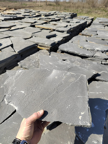 Kamenclub.ru: Песчаник пластушка светло-серый (2,0 см)  купить в Саратове плитняк- ластушка светло-серый, серый рваный ландшафтный плитняк колотый 13800 руб/м3   фото КАМЕНЬ КЛУБ