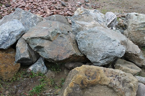 Kamenclub.ru: Змеевик скальник фр. 500-1500 мм.  купить в Саратове змеевик зеленый серый черный глыба скальная колотая 7500 руб/т   фото КАМЕНЬ КЛУБ