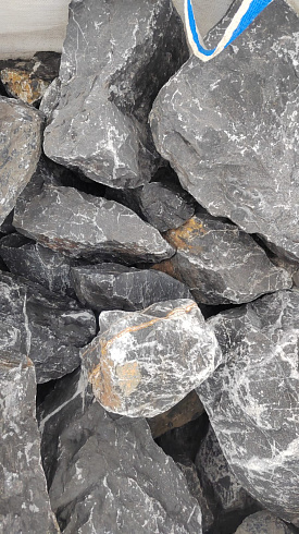 Kamenclub.ru: Черный мрамор скальник фр. 100-500 мм.  купить в Саратове мрамор черный белый серый крупный колотый валун ландшафтный 8500 руб/т   фото КАМЕНЬ КЛУБ