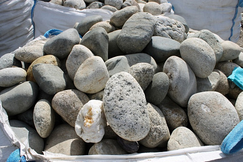 Kamenclub.ru: Речной валун (Ассорти) фр.100-300 мм.  купить в Саратове галечник серый, темно-серый, светло-серый речная галька крупных размеров 4200 руб/т   фото КАМЕНЬ КЛУБ