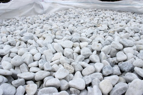 Kamenclub.ru: Мраморная крошка (щебень галтованный белый) фр.10-20 мм.  купить в Саратове мрамор белый, молочный, айвори окатанный округлый декоративный ландшафтный щебень 17000 руб/т   фото КАМЕНЬ КЛУБ