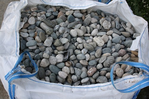 Kamenclub.ru: Галька речная окат (ассорти) фр. 50-100 мм. купить  в Саратове галька природная округлая серая белая черная серая коричневая синяя галька речная окатанная округлая 6200 руб/т   фото КАМЕНЬ КЛУБ