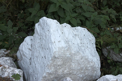 Kamenclub.ru: Мраморизированный известняк фр.500-1500 мм.  купить в Саратове    10000 руб/т   фото КАМЕНЬ КЛУБ