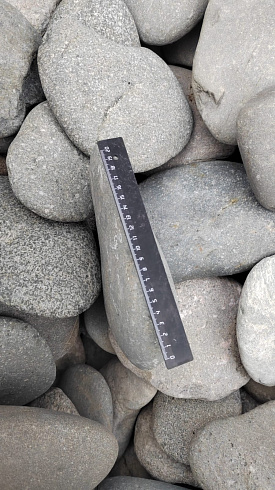 Kamenclub.ru: Галька речная плоская (темно-серая) фр. 70-150 мм. купить  в Саратове галечник природный темно-серый серый синий речная плоская природная окатанная  9000 руб/т   фото КАМЕНЬ КЛУБ