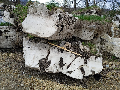 Kamenclub.ru: Выветренный известняк (степной) фр. 500-1500 мм.  купить в Саратове    10000 руб/т   фото КАМЕНЬ КЛУБ