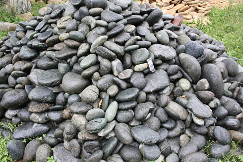 Kamenclub.ru: Темно-серый валунчик фр.100-300 мм.  купить в Саратове крупный природный камень серый, темно-серый, светло-серый речная галька большого размера окатанная 4500 руб/т   фото КАМЕНЬ КЛУБ