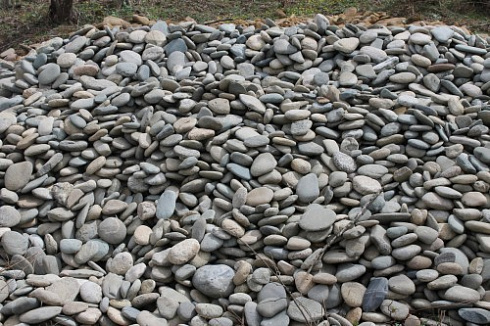 Kamenclub.ru: Галька речная плоская (ассорти) фр. 100-200-300 мм купить  в Саратове галька галечник природный серый, белый темно-серый синий рыжий светло-серый природная галька плоская крупная 8000 руб/т   фото КАМЕНЬ КЛУБ