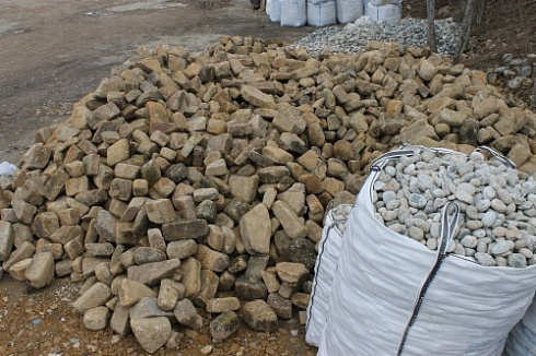 Kamenclub.ru: Песчаник для строительства и кладки блочный (фр 100-200 мм)  купить в Саратове песчаник бежевый серый рыжий валун мелкий для строительства песчаник 6500 руб/т   фото КАМЕНЬ КЛУБ