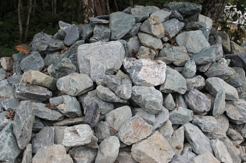 Kamenclub.ru: Гранит скальник (серо-зеленый) фр. 100-500 мм.  купить в Саратове гранит зеленый, серый, салатовый крупный ландшафтный валун 6 000 руб/т   фото КАМЕНЬ КЛУБ